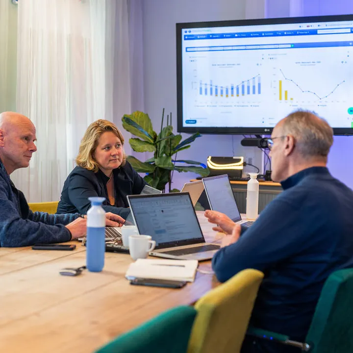 Consultants van Unica bespreken energie-inkoop en slimme energiemanagement-oplossingen met behulp van datavisualisatie.