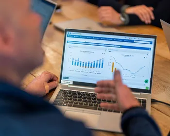 Overzicht van energieverbruik en marktanalyses op dashboard, toegepast in energie-adviestraject.