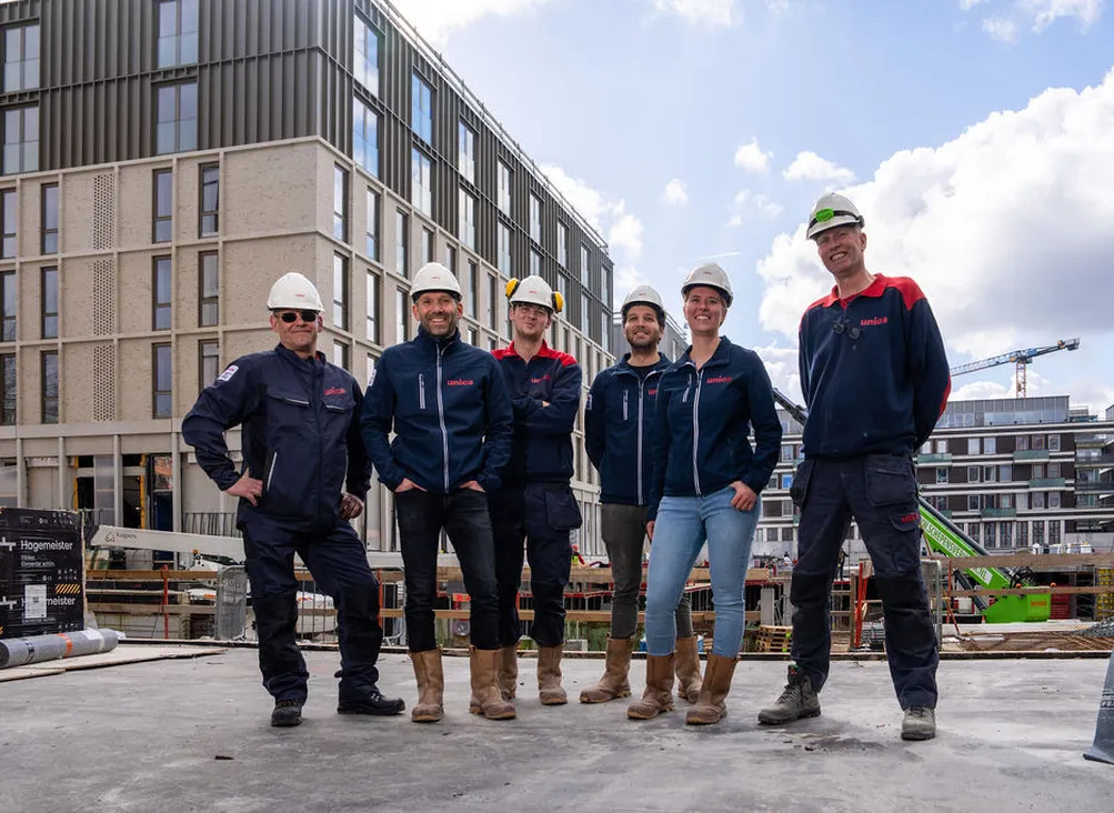 Wervingsfoto 6 collega glimlachend op bouwplaats
