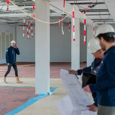 Projectleider bellend op bouwlocatie Avans Hogeschool