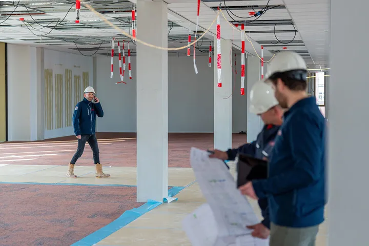 Projectleider bellend op bouwlocatie Avans Hogeschool