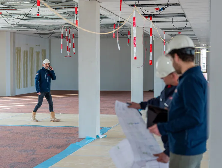 Projectleider bellend op bouwlocatie Avans Hogeschool