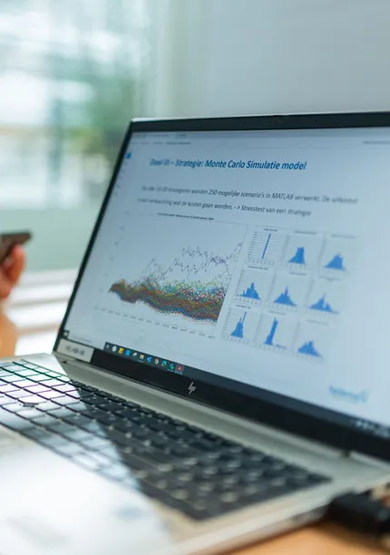 Overzicht van energieverbruik en marktanalyses op dashboard, toegepast in energie-adviestraject.