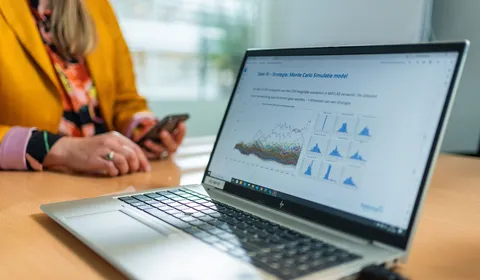 Overzicht van energieverbruik en marktanalyses op dashboard, toegepast in energie-adviestraject.