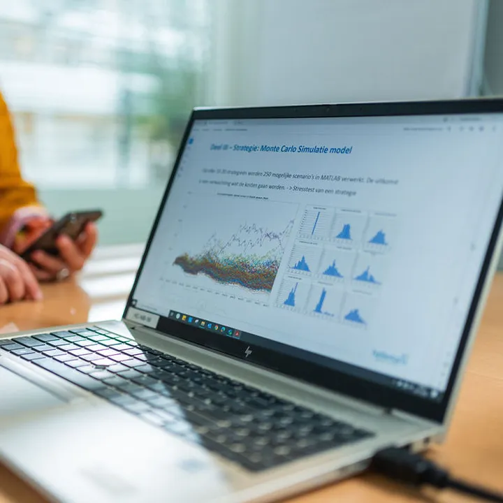 Overzicht van energieverbruik en marktanalyses op dashboard, toegepast in energie-adviestraject.