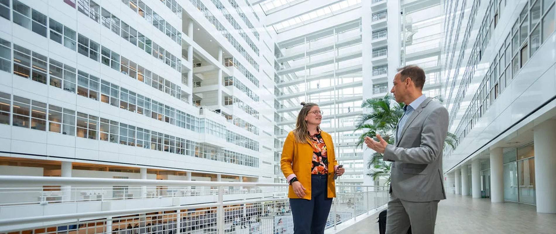 Zakelijk gesprek over verduurzaming van vastgoed in een kantoorpand.