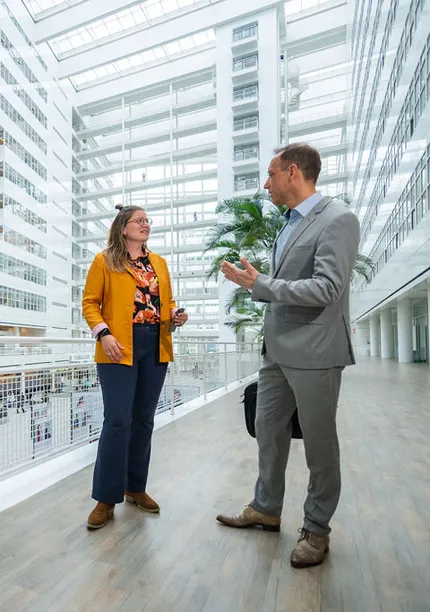 Zakelijk gesprek over verduurzaming van vastgoed in een kantoorpand.