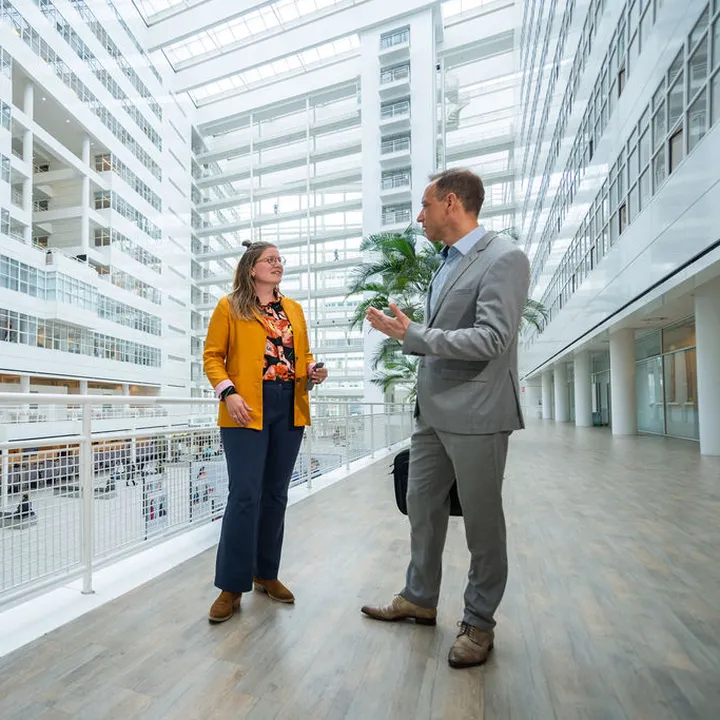 Zakelijk gesprek over verduurzaming van vastgoed in een kantoorpand.