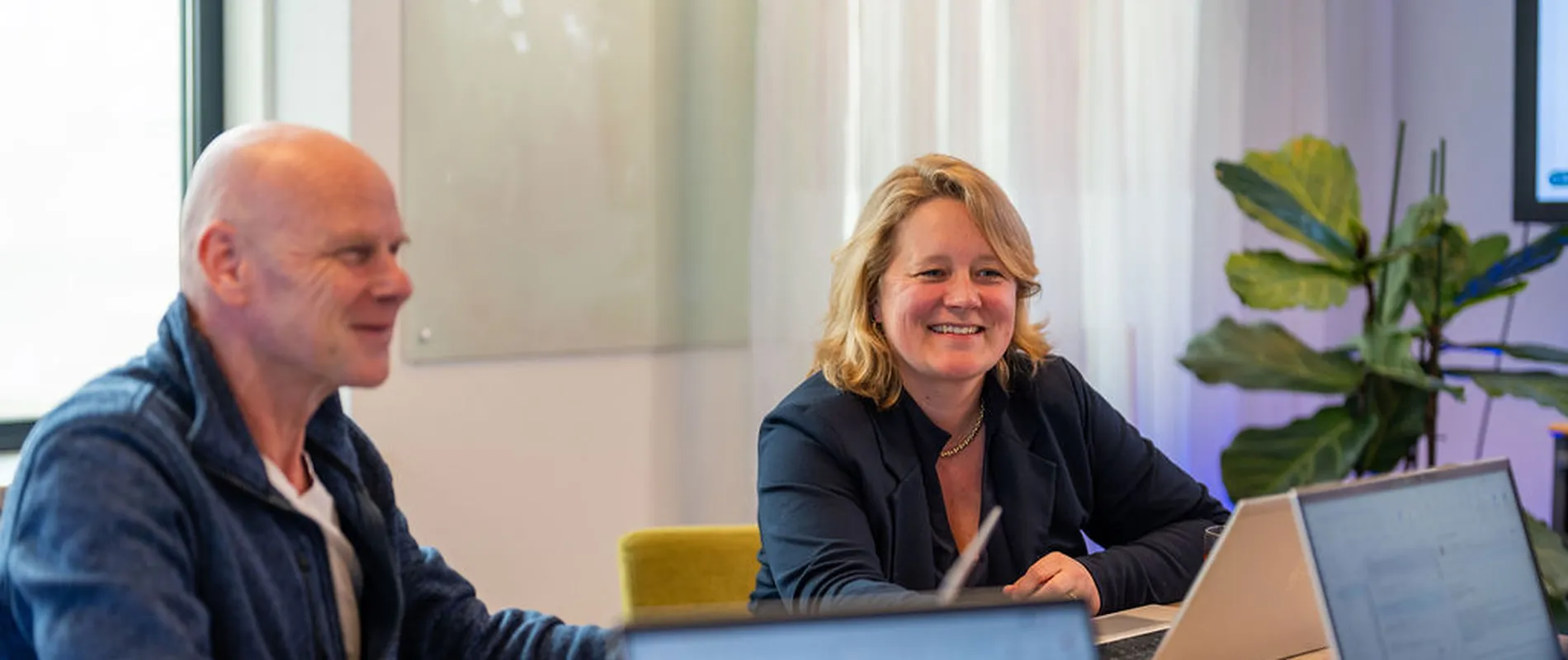 Team energieconsultants van Unica in overleg over duurzame strategieën en subsidieadvies.