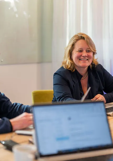 Team energieconsultants van Unica in overleg over duurzame strategieën en subsidieadvies.