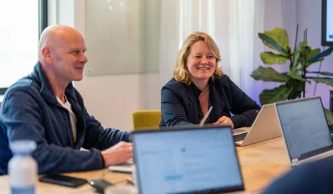 Team energieconsultants van Unica in overleg over duurzame strategieën en subsidieadvies.