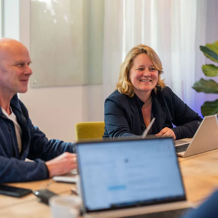 Team energieconsultants van Unica in overleg over duurzame strategieën en subsidieadvies.