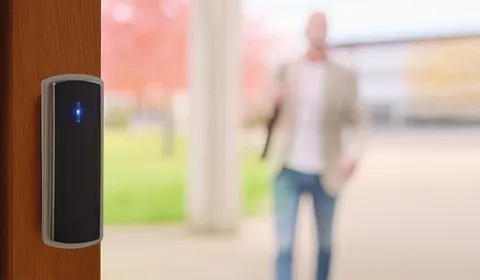 Man nadert deur die voorzien is van toegangscontrole