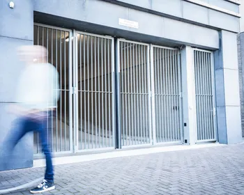 Man loopt voorbij speedgate
