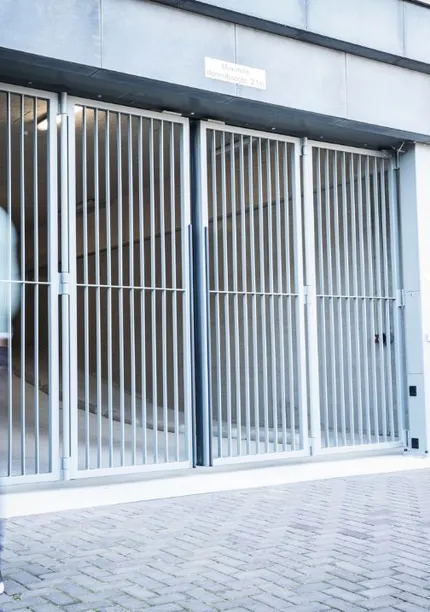 Man loopt voorbij speedgate