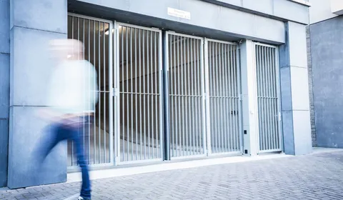 Man loopt voorbij speedgate