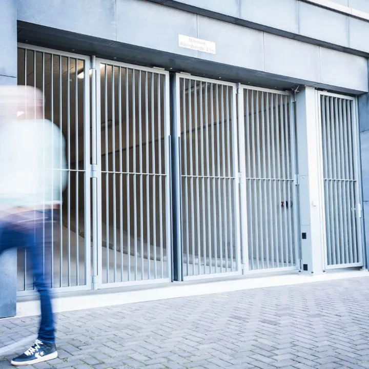 Man loopt voorbij speedgate
