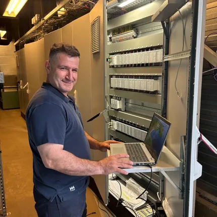 Ali Mergey, projectengineer bij Regel Partners staat voor de vernieuwde Priva installatie bij Universiteit Maastricht