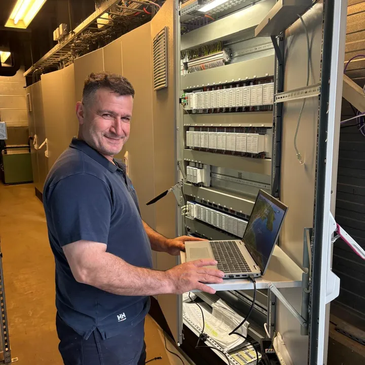 Ali Mergey, projectengineer bij Regel Partners staat voor de vernieuwde Priva installatie bij Universiteit Maastricht