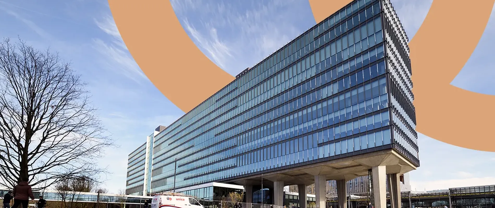 Vastgoedadvies Unica - Alloqate. Je ziet een gebouw met een Unica auto