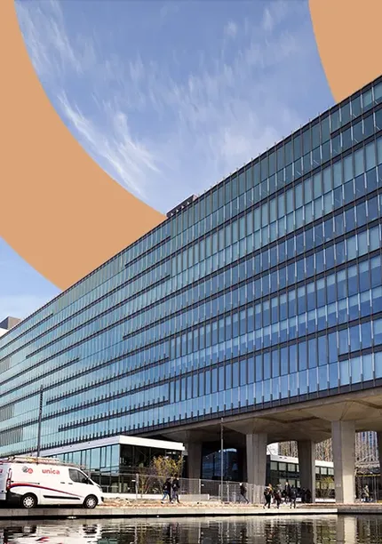 Vastgoedadvies Unica - Alloqate. Je ziet een gebouw met een Unica auto