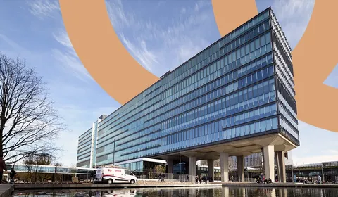 Vastgoedadvies Unica - Alloqate. Je ziet een gebouw met een Unica auto