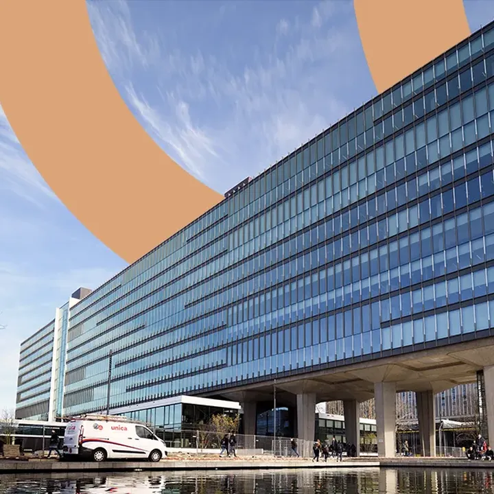 Vastgoedadvies Unica - Alloqate. Je ziet een gebouw met een Unica auto