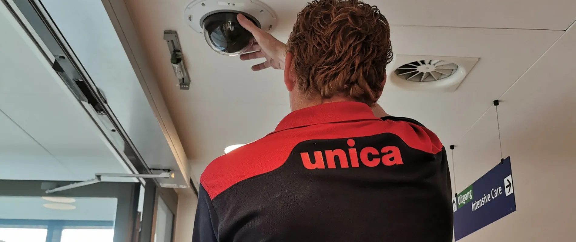 Medewerker Unica vervangt camera in Jeroen Bosch Ziekenhuis