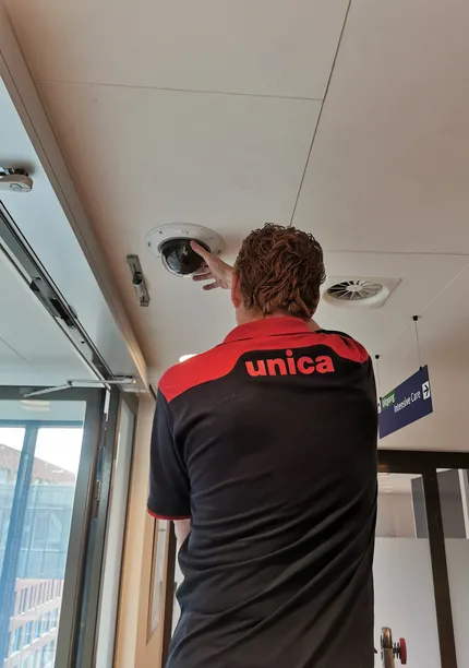 Medewerker Unica vervangt camera in Jeroen Bosch Ziekenhuis