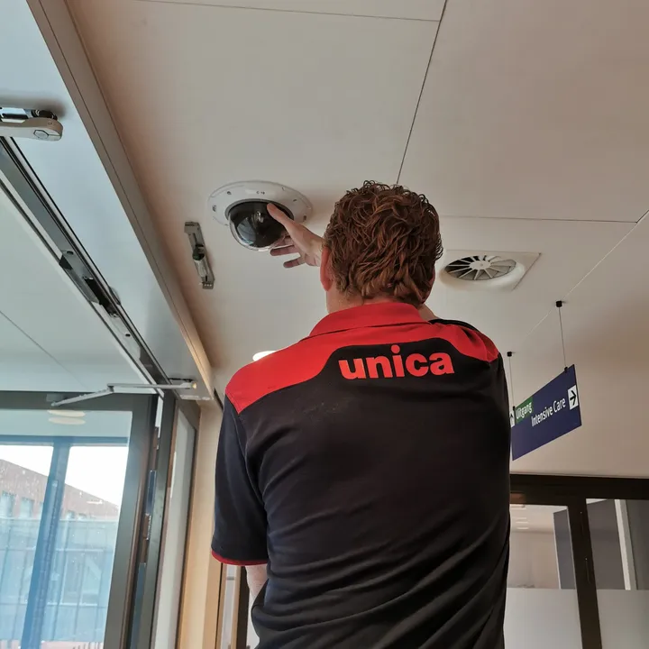 Medewerker Unica vervangt camera in Jeroen Bosch Ziekenhuis