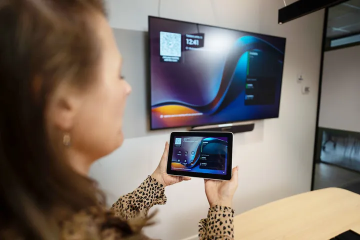 De optimale hybride vergaderervaring met Teams Rooms