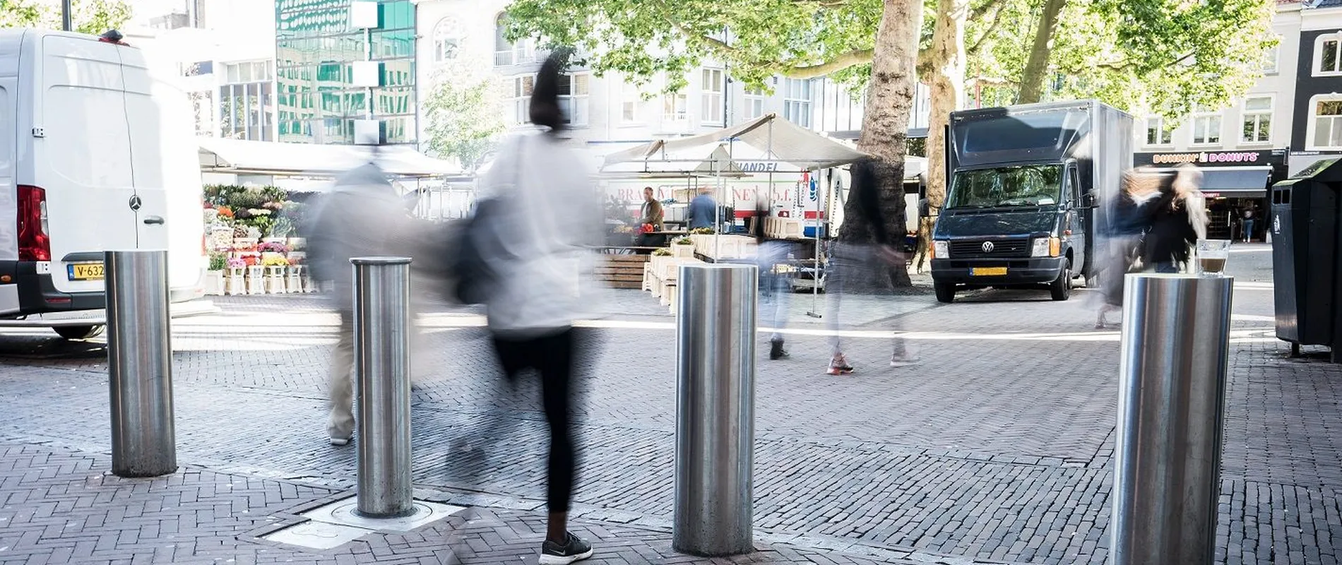 Vrouw loopt door bollards