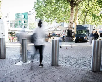 Vrouw loopt door bollards