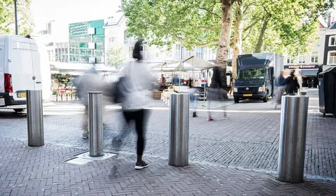 Vrouw loopt door bollards