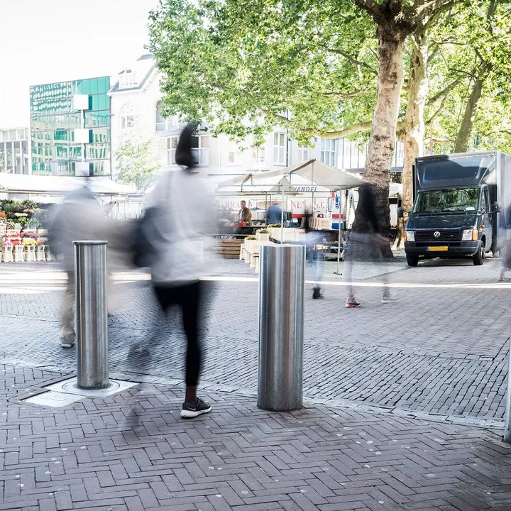 Vrouw loopt door bollards