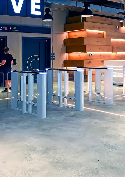 Mensen naderen toegang gate
