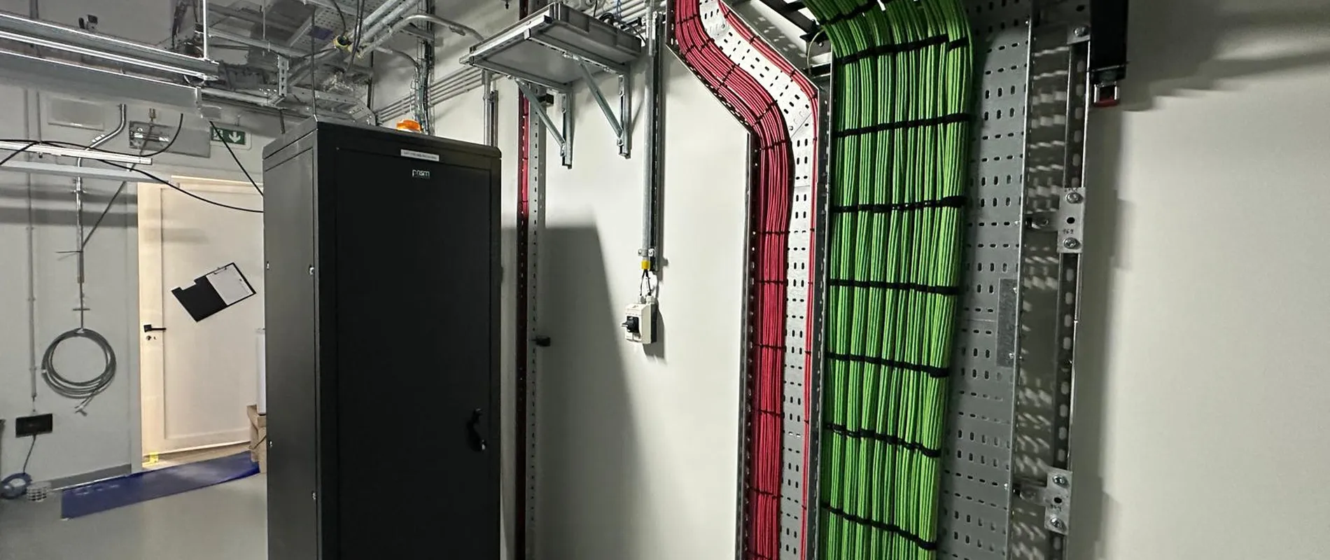 Kabels in een zorg service ruimte in Leiden
