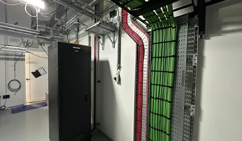 Kabels in een zorg service ruimte in Leiden