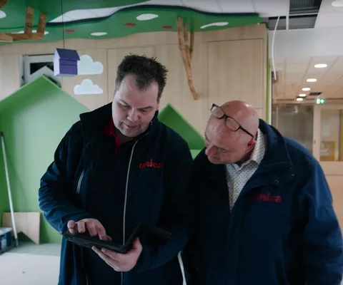 Antonius_collega's op de tablet