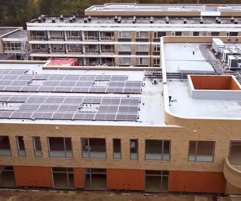 Wooldhuis_buitenkant zonnepanelen