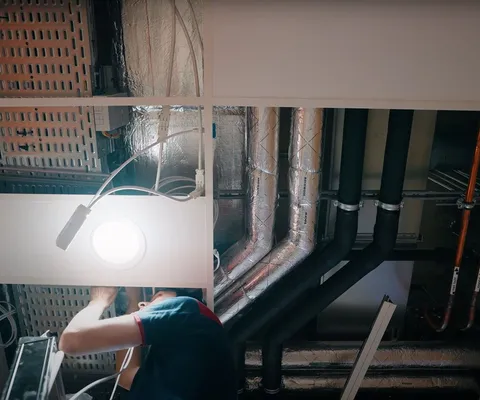 Antonius_collega's bezig met de lampen