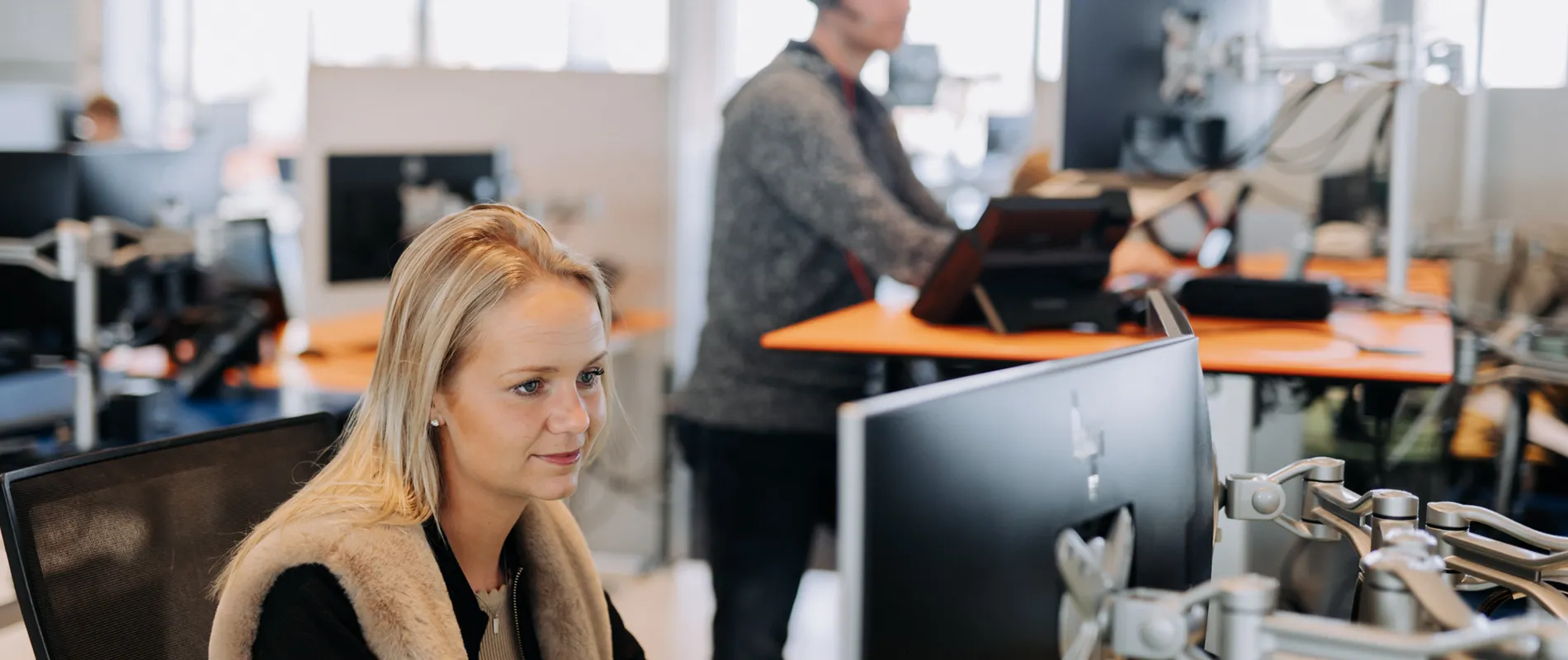 Vrouw is aan het werk achter een computerscherm