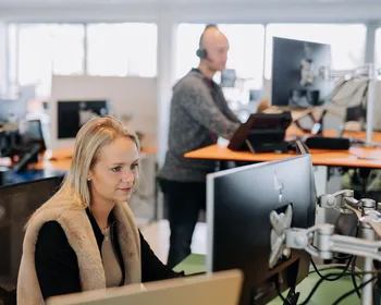 Vrouw is aan het werk achter een computerscherm