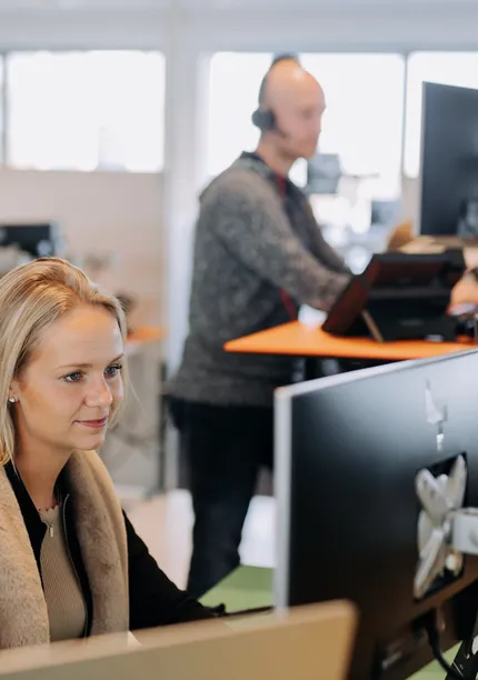 Vrouw is aan het werk achter een computerscherm