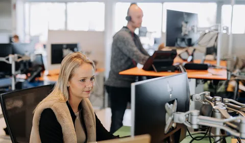 Vrouw is aan het werk achter een computerscherm