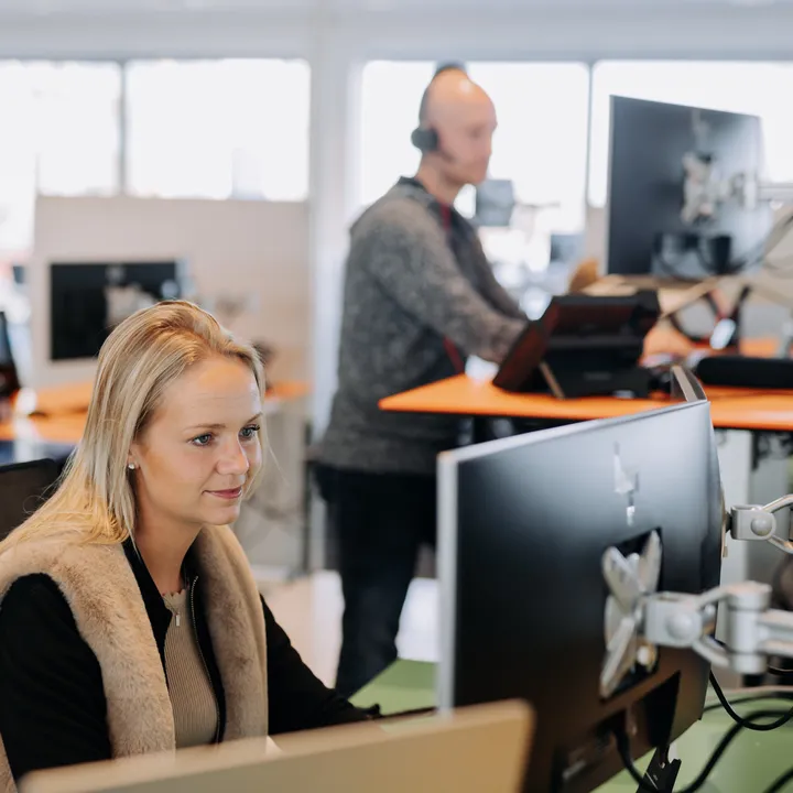 Vrouw is aan het werk achter een computerscherm