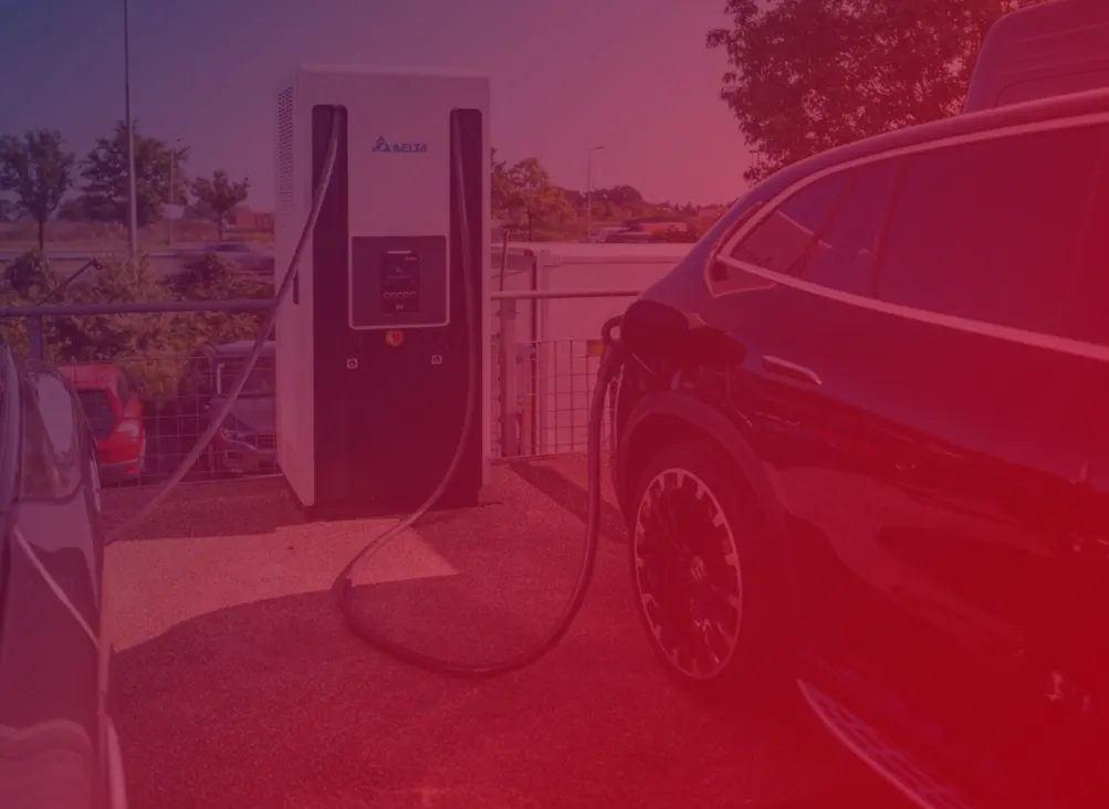 Elektrische auto aan een laadpaal