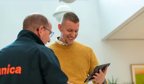 Twee medewerkers van Unica in gesprek; één in Unica-jas en één in okergele trui bekijkt lachend een tablet.  Deze tekst is kort, beschrijvend en geschikt voor gebruik op een website (inclusief de nieuwe corporate site). Laat me weten als je een alternatieve insteek wilt, zoals formeler of met focus op technologie.