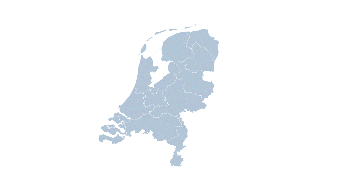 De landkaart van Nederland in het lichtblauw, van boven vallen er locatieprikkers op de kaart die alle locaties van Unica aangeven.
