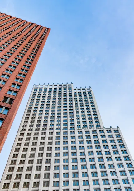 Aantal flatgebouwen naast elkaar, foto van onder genomen